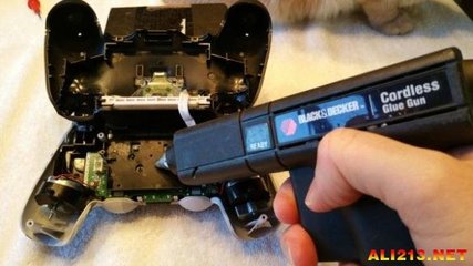 還怕手柄沒電？國外玩家分享PS4手柄電池更換與電子配件維護指南